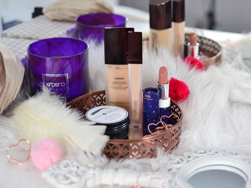 Moderný toaletný stolík s oválnym zrkadlom a LED osvetlením