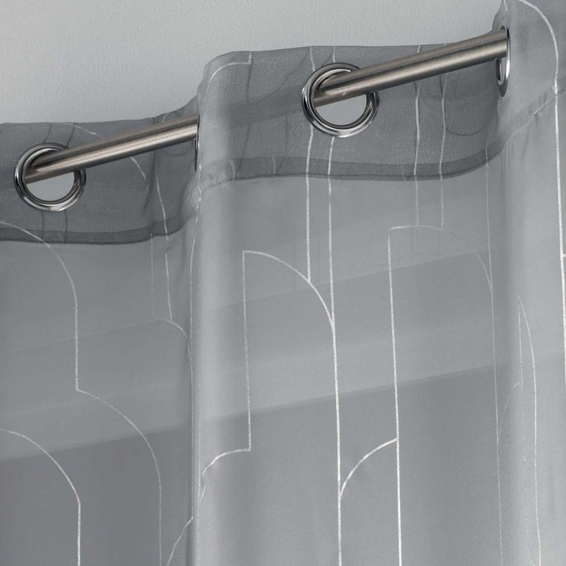 Moderna svetlo siva zračna zavesa s srebrnim motivom 140 x 240 cm