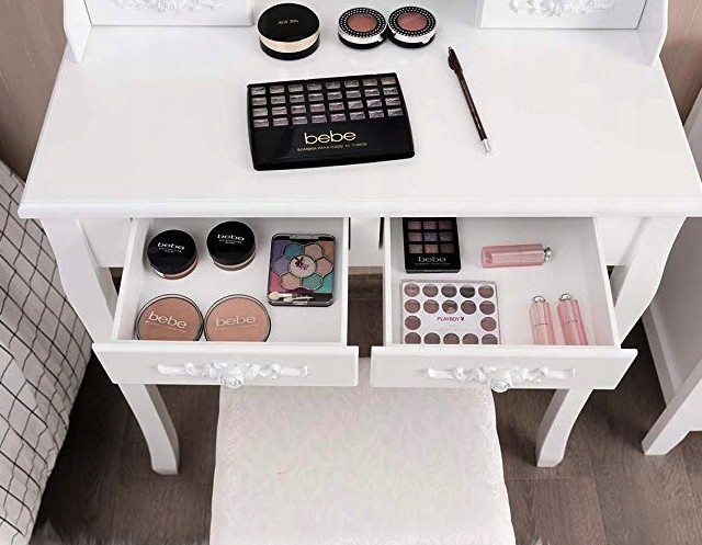 Elegantný biely toaletný stolík s veľkým zrkadlom a taburetkou