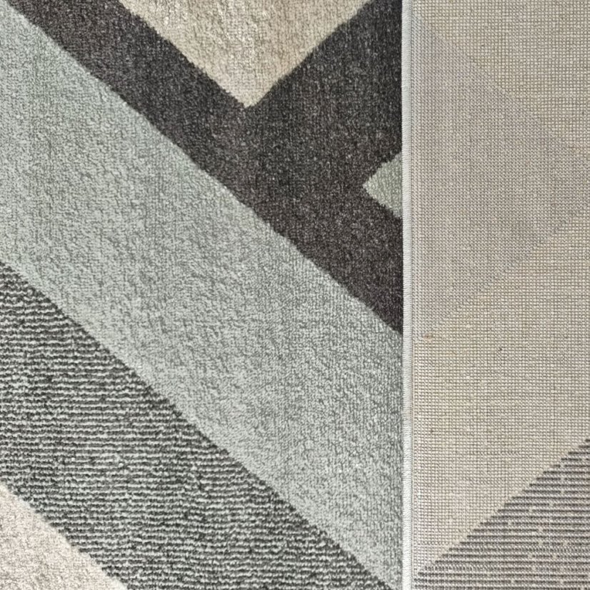 Moderný koberec s geometrickými vzormi v sivých farbách