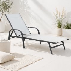 Graue Gartenliege mit verstellbarer Rückenlehne - ideal zum Entspannen