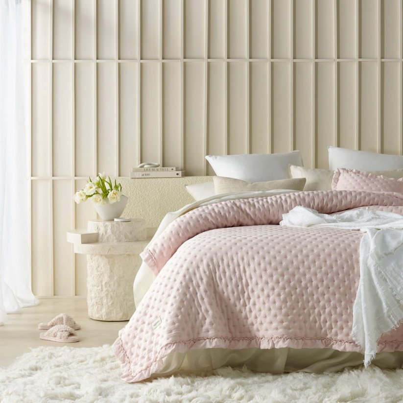 Molly Világos rózsaszín fodros ágytakaró 220 x 240 cm