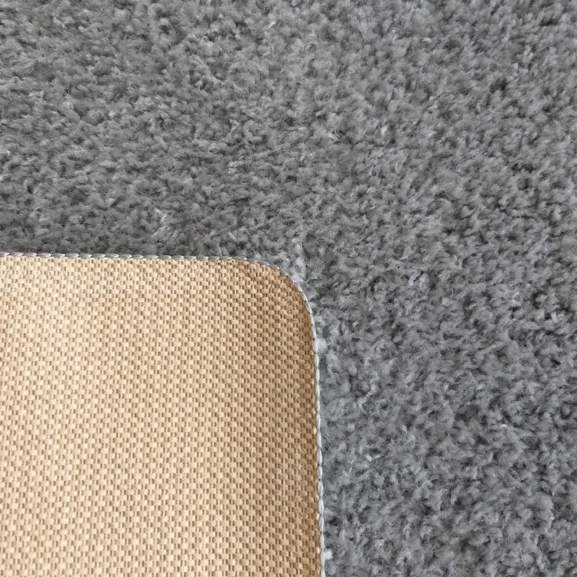 Jednobarevný shaggy koberec šedé barvy