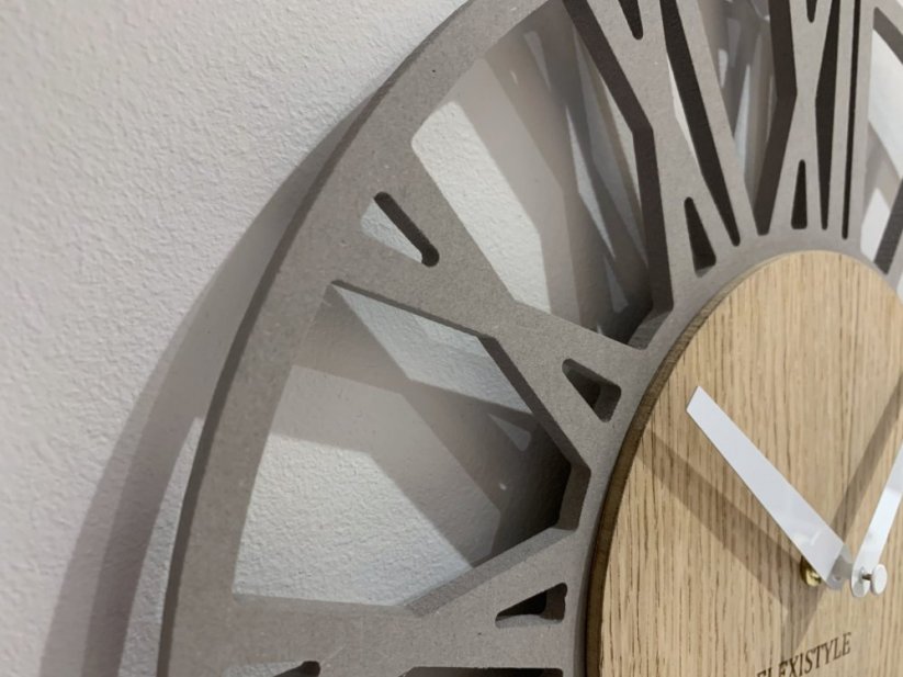 Preprosta siva stenska ura v leseni izvedbi