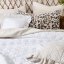 Bílý elegantní přehoz na postel s vkusným límcem 200 x 220 cm