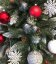 Ein zauberhafter, leicht schneebeflockter Weihnachtsbaum mit Zapfen geschmückt 220 cm