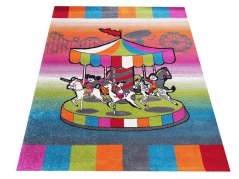 Модерен килим за детска стая с красива цветна въртележка