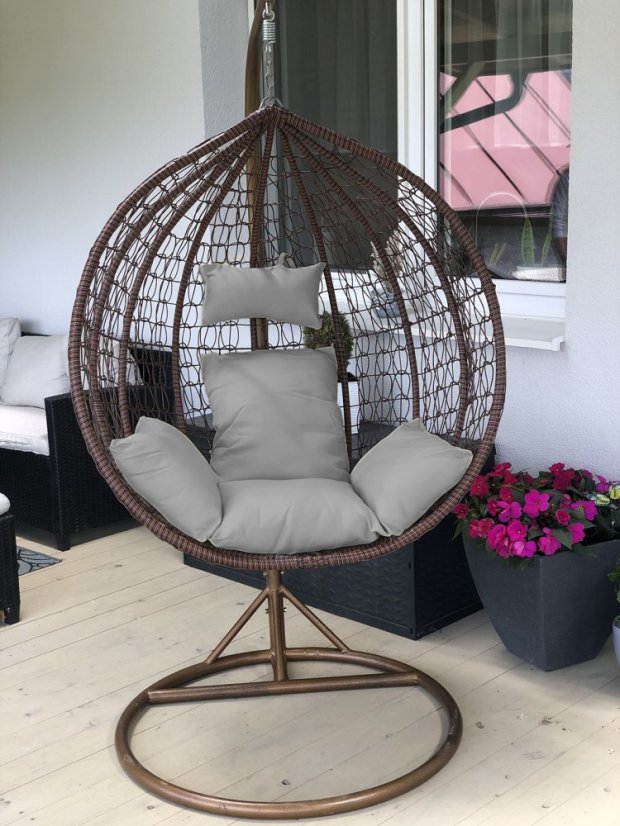 Hnedé závesné kreslo so sivými vankúšmi