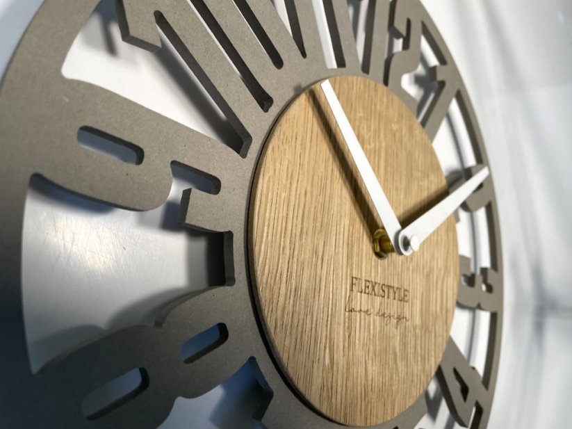 Orologio unico con numeri grandi in una combinazione di legno con un moderno colore grigio di 30 cm