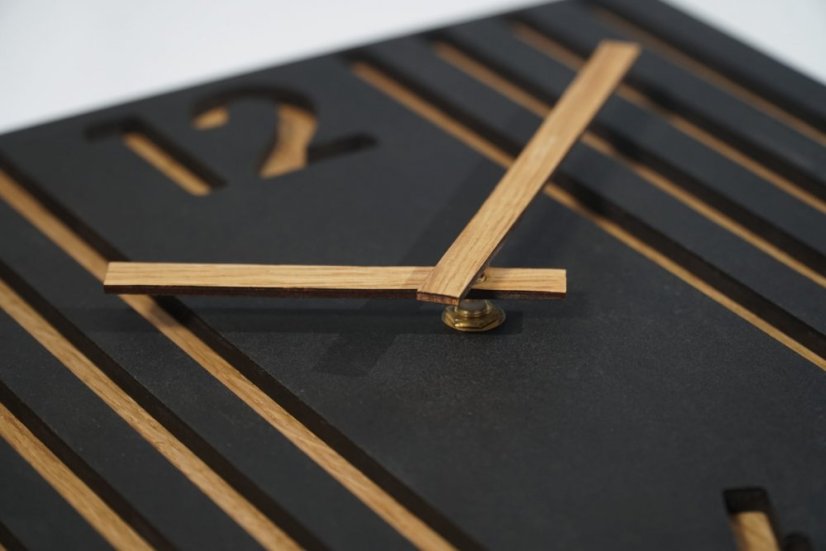 Schöne Wanduhr mit Lamellendesign