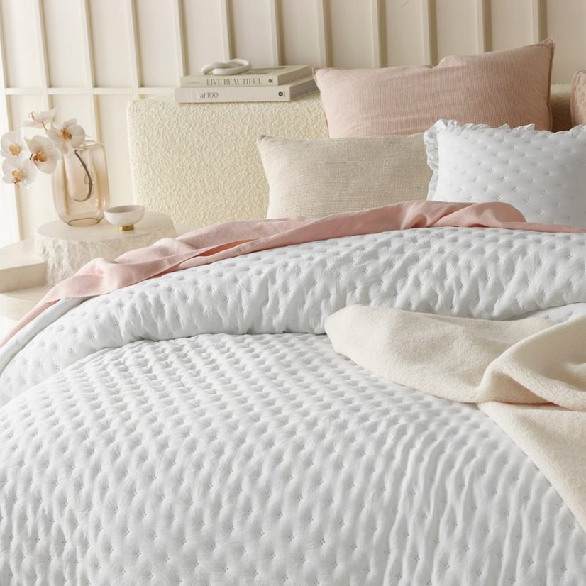 Prehoz na posteľ Molly bielej farby s volánom 200 x 220 cm