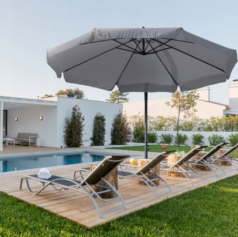 Veľký záhradný slnečník so stojanom šedej farby
