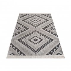 Škandinávsky vzorovaný koberec so strapcami