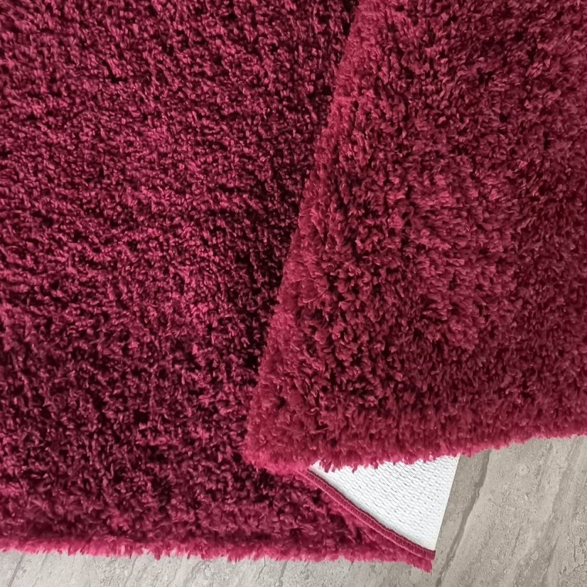Štýlový koberec v červenej farbe
