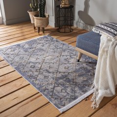 Vzorovaný skandinávský koberec s ozdobnými třásněmi