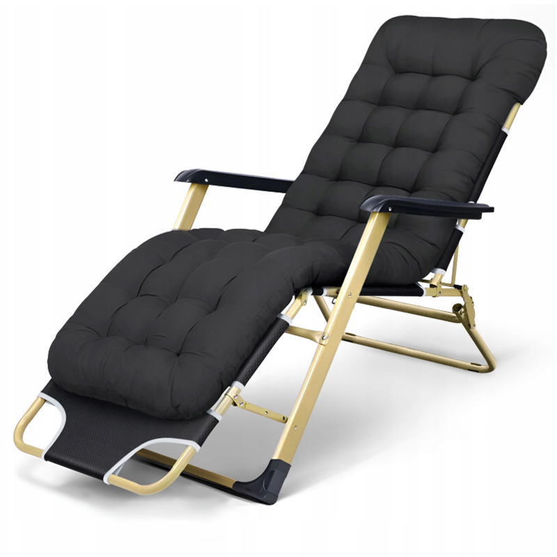 Gartenliegestuhl in goldener Farbe mit schwarzer Tasche