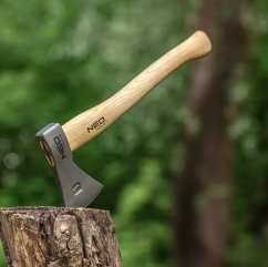 Ascia multifunzionale per esterni da 34,5 cm con manico in legno