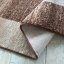 Hnedý koberec do spálne v modernom dizajne