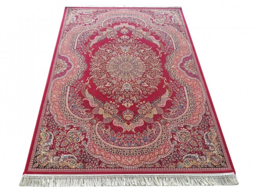 Изключителен червен килим с красив модел