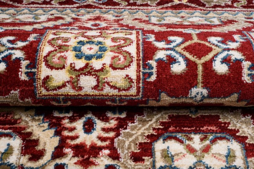 Červený orientálny koberec v marockom štýle