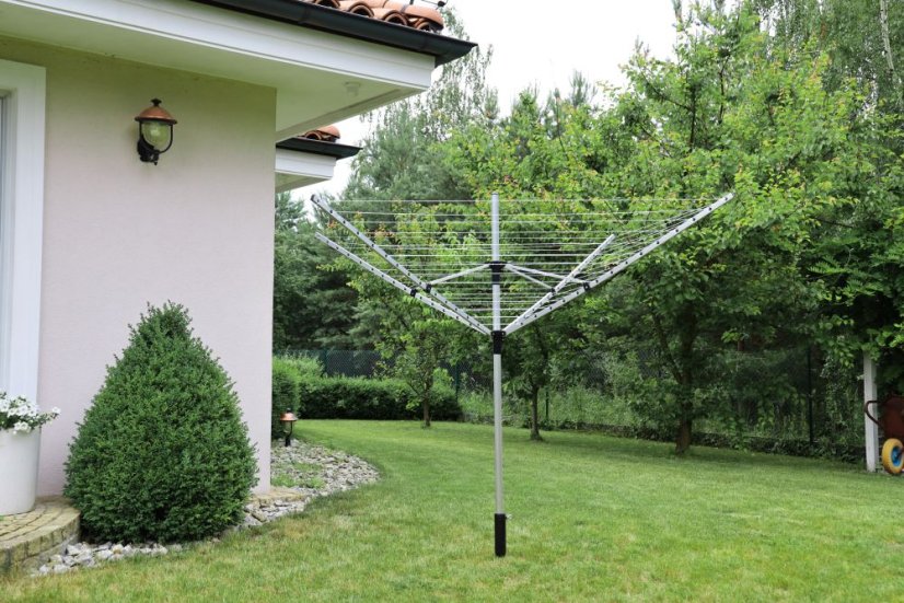 Praktický záhradný sušiak na bielizeň