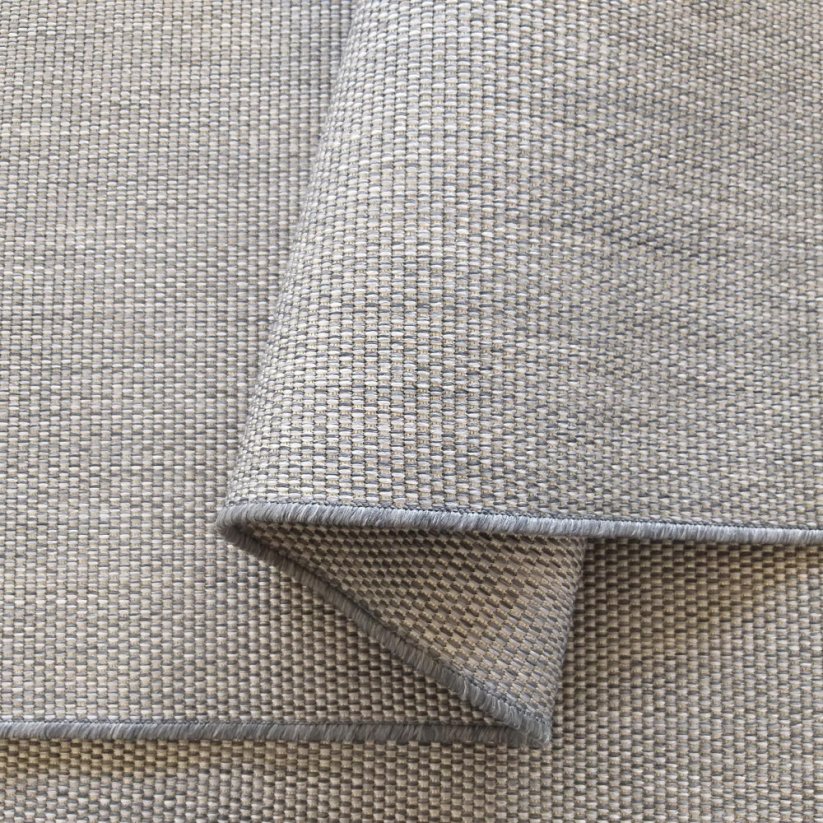 Moderný sivý koberec v škandinávskom štýle