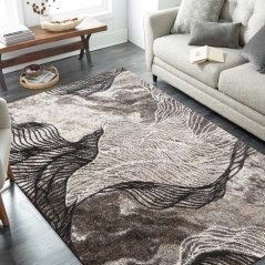 Moderný koberec hnedej farby s abstraktným motívom