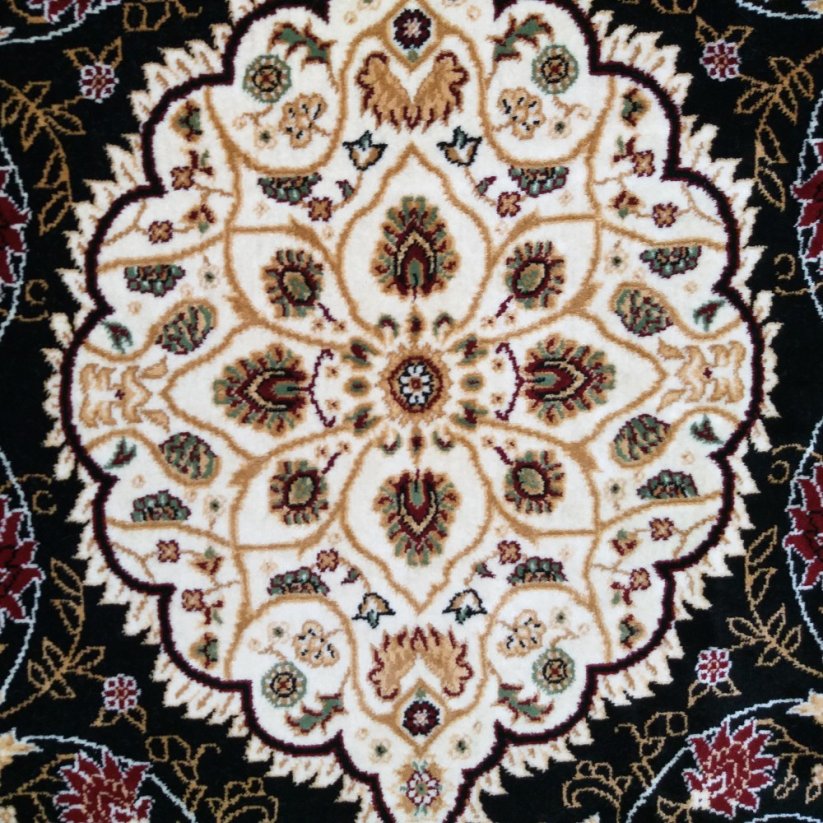 Černý vzorovaný vintage koberec do obýváku