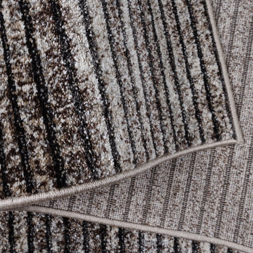Moderní pruhovaný koberec hnědé barvy