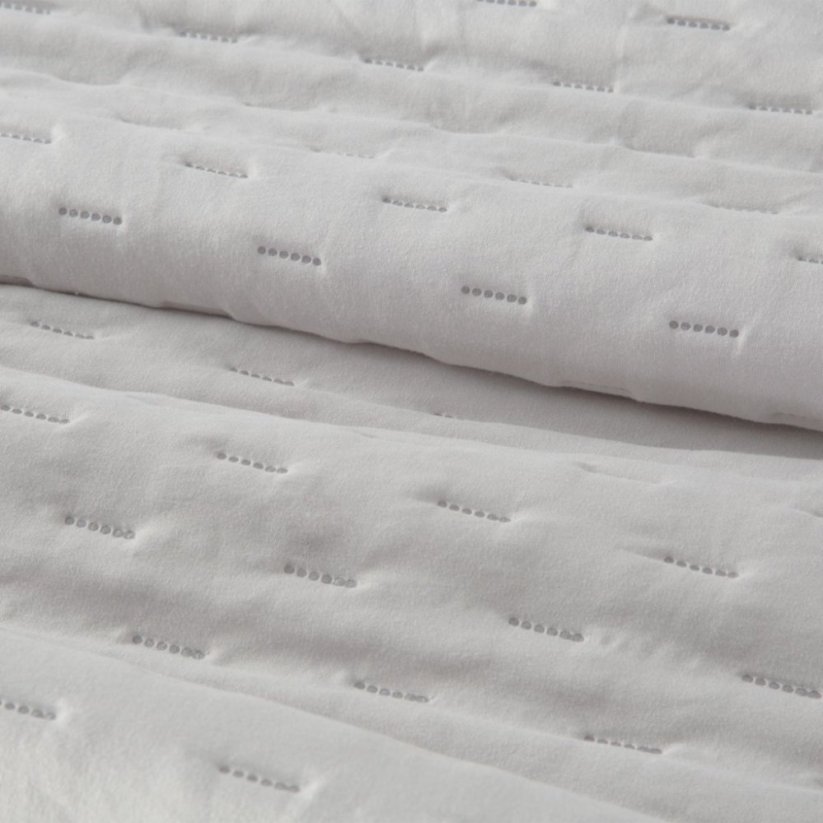 Biely dekoračný prehoz na posteľ s prešívaním - Rozmer: Šírka: 170 cm | Dĺžka: 210 cm