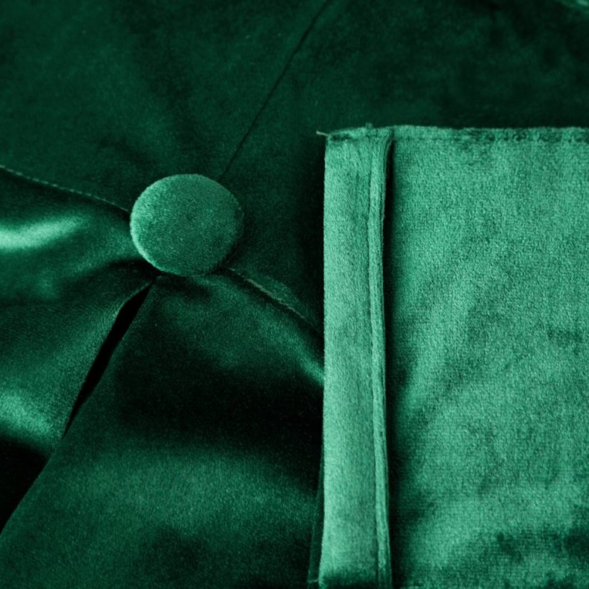 Zelený zamatový záves s ozdobným prešívaním a gombíkmi v hornej časti