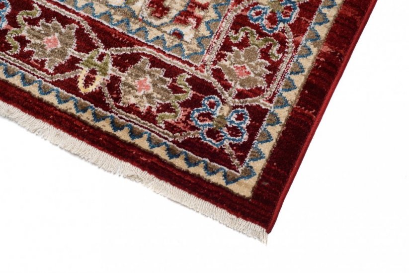 Червен ориенталски килим в марокански стил
