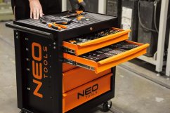 Skrinka na náradie NEO TOOLS s 5 zásuvkami a 117-dielnou sadou – profesionálny dielenský box