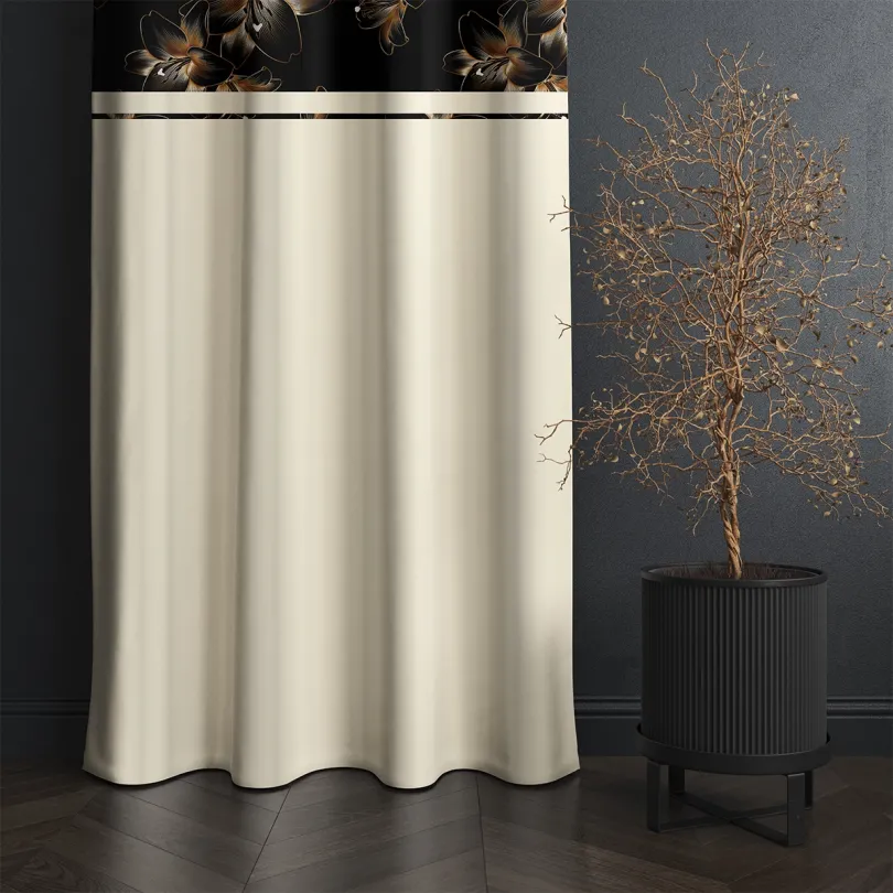 Dekorativní závěs v krémové barvě s jemným květinovým vzorem nahoře