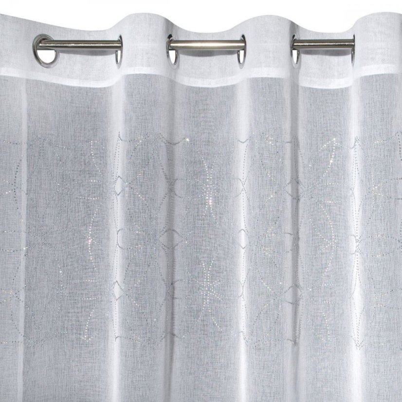 Perdea albă frumoasă pe cercuri cu flori decorative din zirconiu cubic 140 x 250 cm