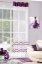 Luxusná krémová záclona do obývačky ozdobená fialovou látkou a pruhmi