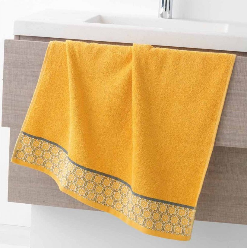 Kvalitní ručník žluté barvy s ornamentem na okraji 70 x 130 cm
