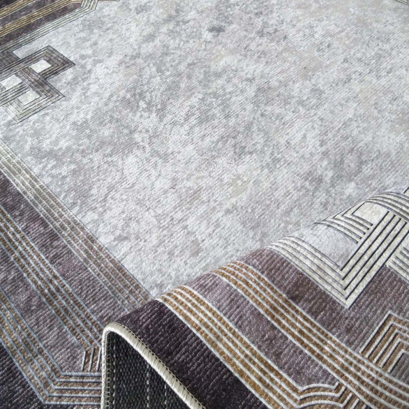 Višebojni šareni tepih sa zlatnim uzorkom