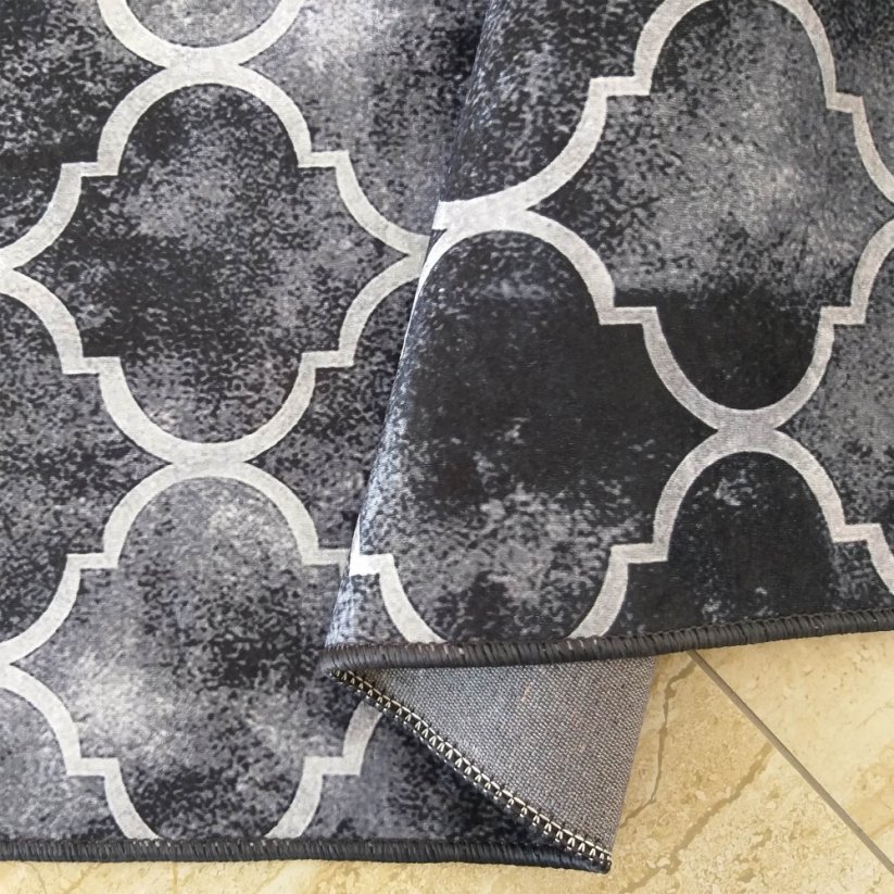 Черен противоплъзгащ килим с орнаменти