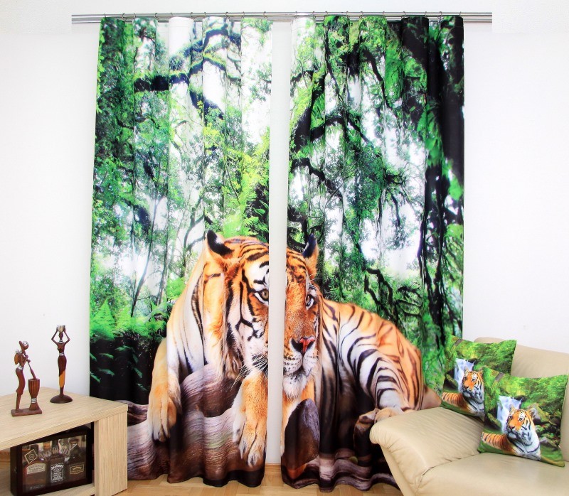 Günstige grün-beige Vorhänge mit einem Tiger