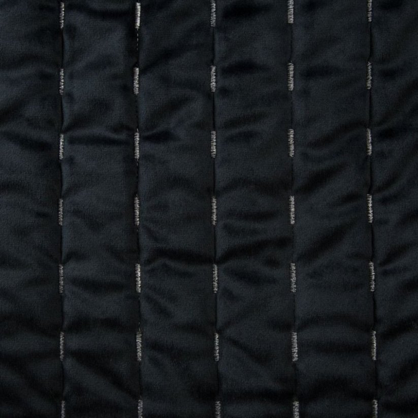 Prešívaný zamatový prehoz na posteľ čiernej farby