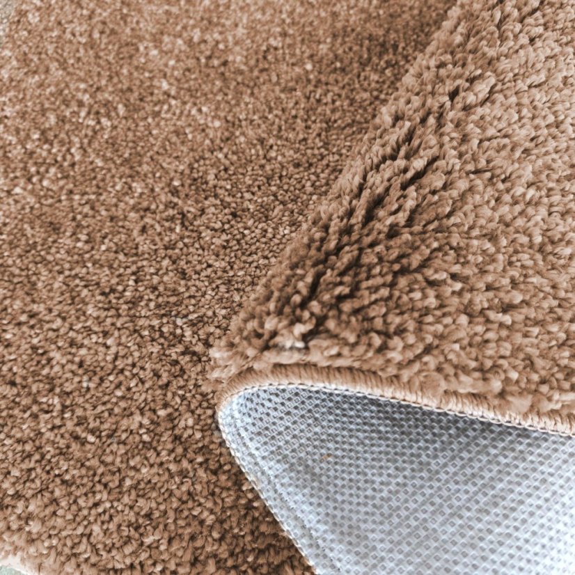 Shaggy koberec s vysokým vlasem světle hnědý