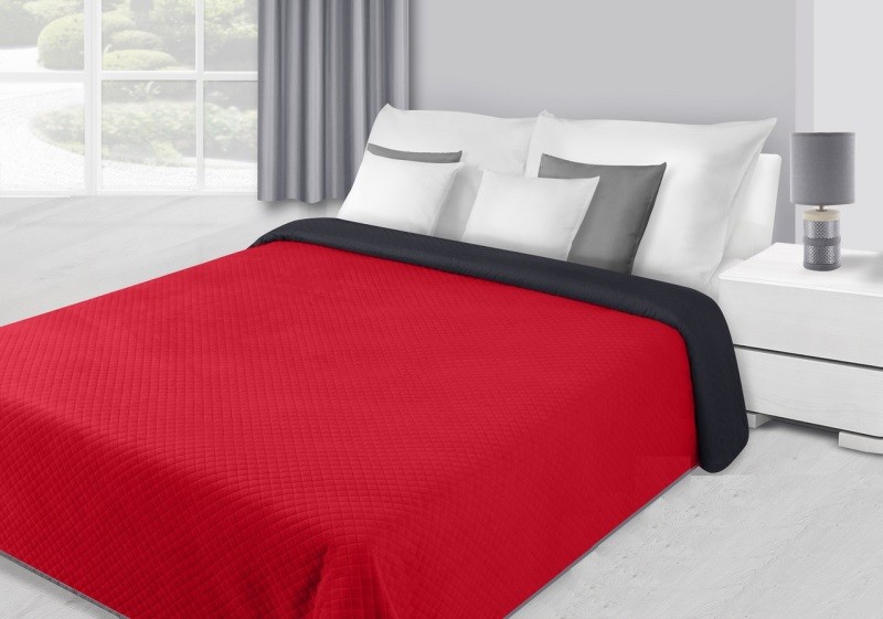 Piros színű ágytakaró, virágvarrással