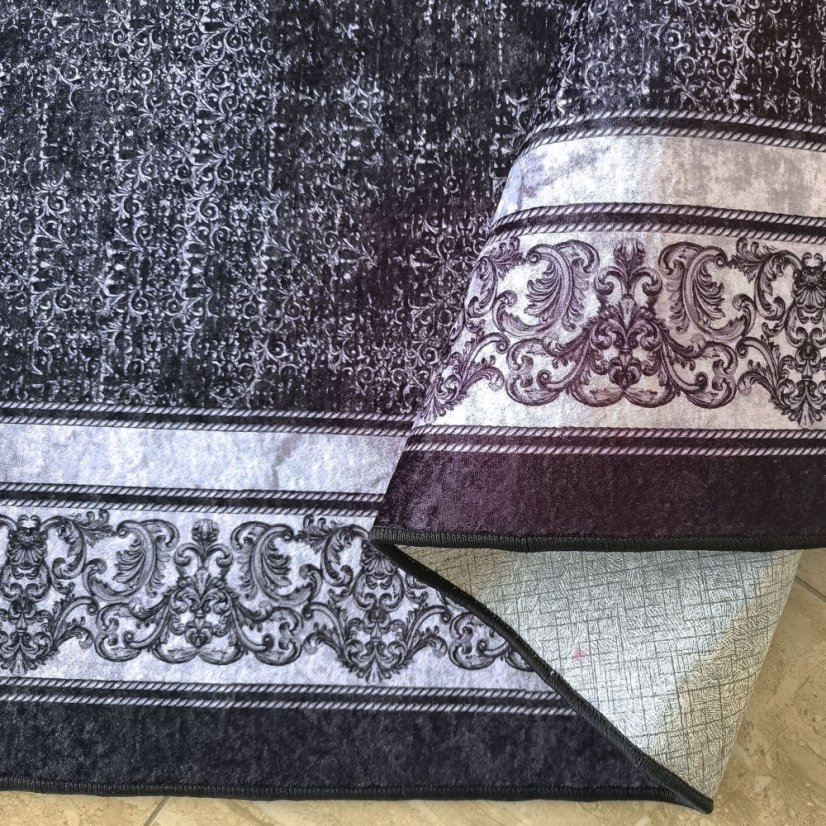 Elegantný čierny koberec s ornamentálnym lemom