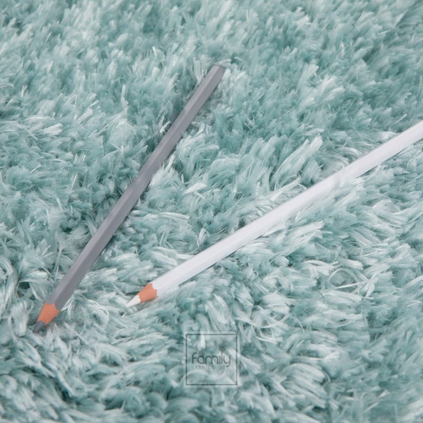 Качествен килим с по-висок косъм в мек тюркоазен цвят