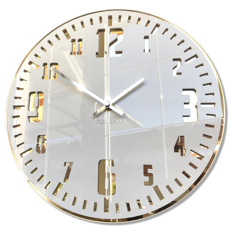 Bela stenska ura v retro slogu z zlatim števcem