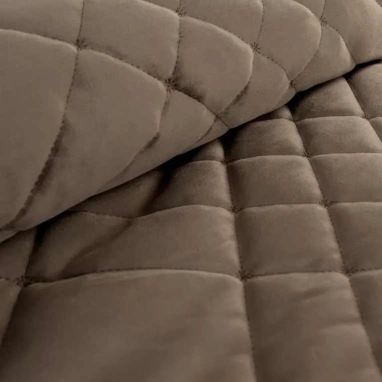 Elegáns bársony ágytakaró geometrikus öltésekkel - barna színben