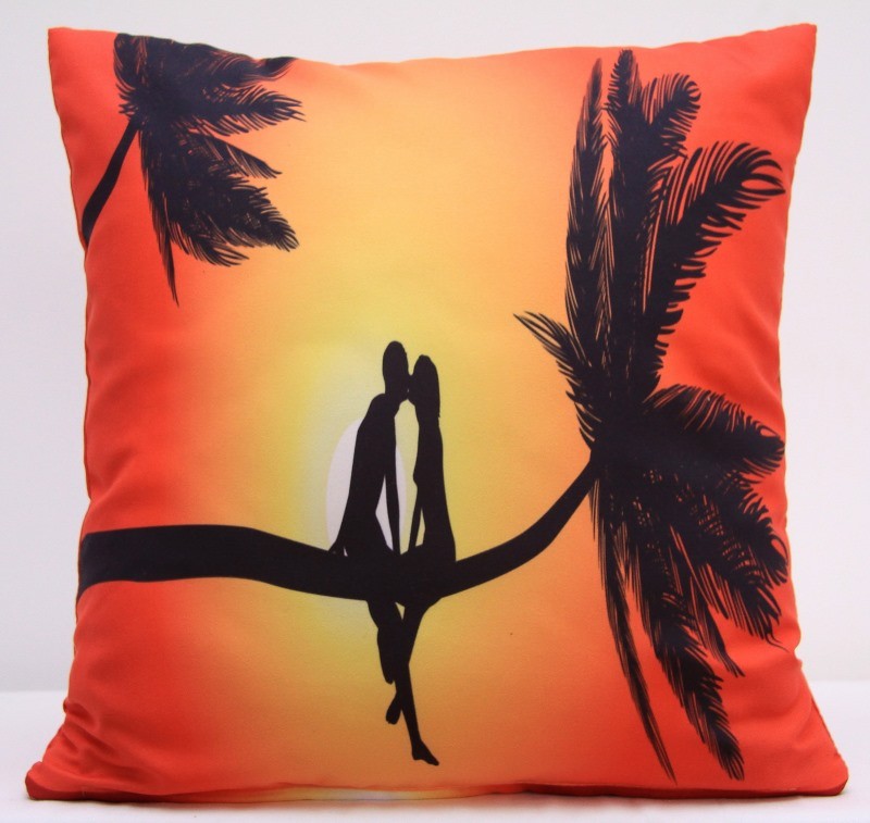 Oranžová obliečka na vankúše s romantickým motívom dvoch ľudí na palme