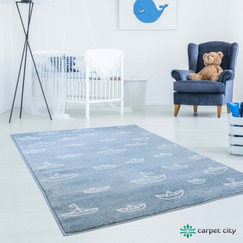 Modrý detský koberec do chlapčenskej izby