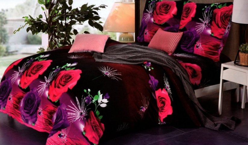 Čierne posteľné obliečky s ružami fialovej a červenej farby